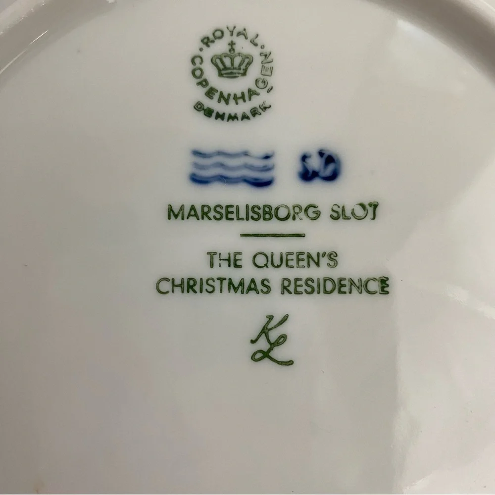 ROYAL COPENHAGEN Blue Decorative Christmas Plate 1975 Commemorative Editition